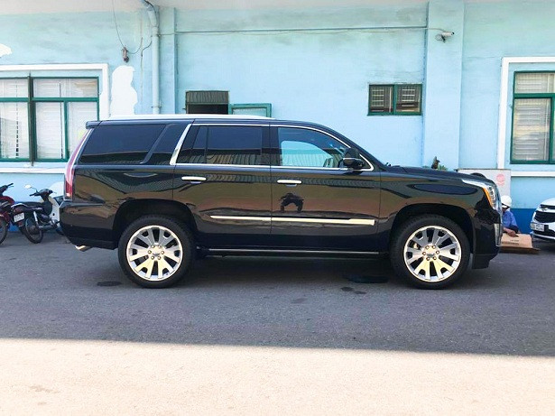 Đáng chú ý hơn hết là chiếc SUV cỡ lớn Cadillac Escalade 2019 đầu tiên về Việt Nam thuộc bản Platinum nhưng có trục cơ sở tiêu chuẩn. Chính vì thế, xe sở hữu kích thước tổng thể lần lượt là chiều dài 5.179 mm, rộng 2.045 mm, cao 1.890 mm, chiều dài cơ sở 2.946 mm.