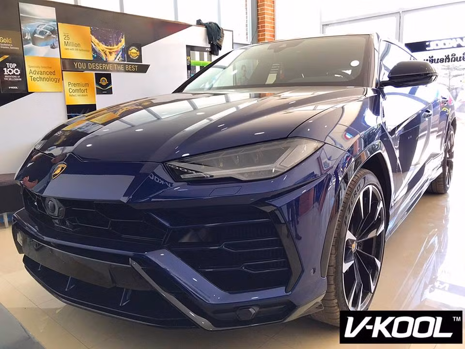 Chiếc siêu SUV Lamborghini Urus đầu tiên xuất hiện tại Lào sở hữu màu xanh đậm lạ mắt.