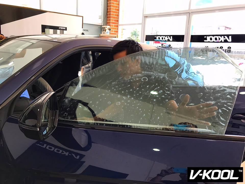 Chiếc xe được làm sạch từ ngoài vào trong.