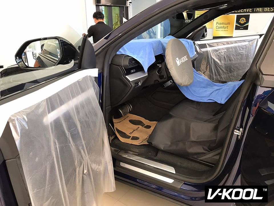 Nội thất trong xe được phủ bảo vệ trong quá trình làm sạch.