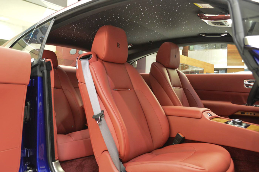 Không gian đặc biệt cho hành khách bên trong bởi bầu trời sao tinh tế được thiết kế trên trần xe.