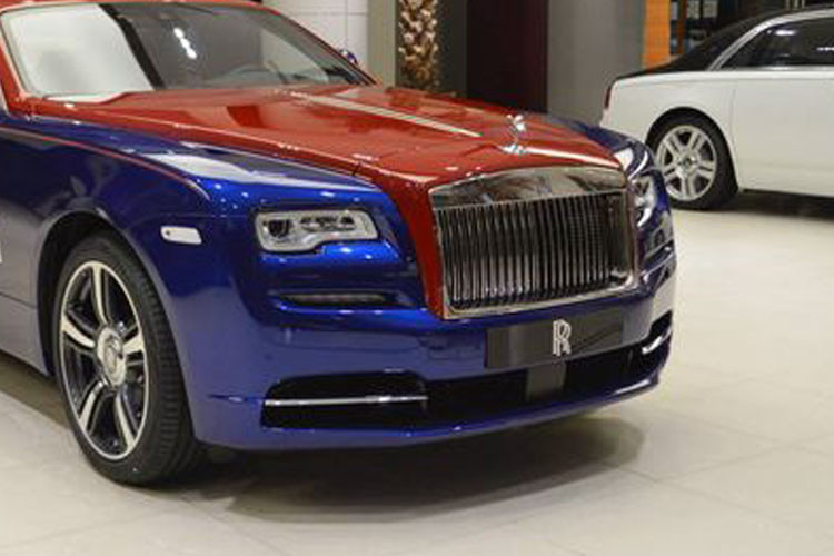 Ngoài màu ngoại thất độc đáo, phía trên phần mui chiếc Rolls-Royce Wraith còn được phối màu tinh tế trắng ngà và đi kèm với đó là nhiều chi tiết được mạ crom như lưới tản nhiệt, viền cửa, viền đèn xung quanh xe.