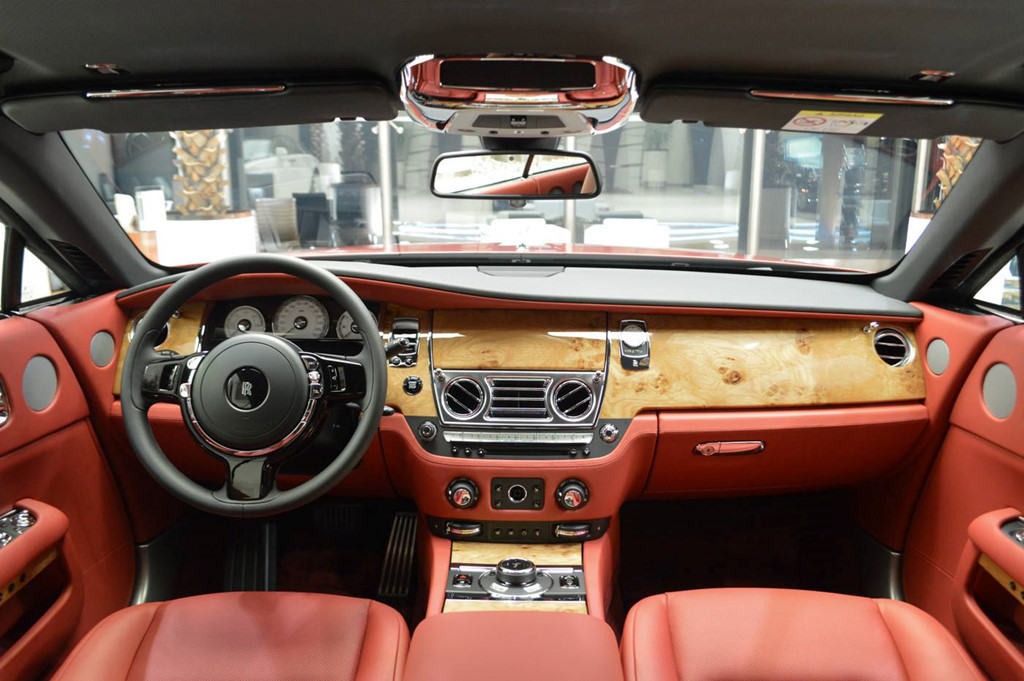 Nội thất tone màu da vàng bò ấn tượng. Các chi tiết da trong xe là loại hảo hạng nhất. Toàn bộ phần da sần được thay thế bằng loại mịn. Tất cả đều được chế tác tinh xảo đến từng milimet.
