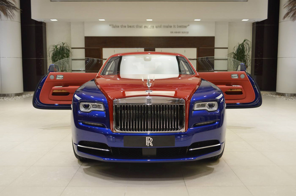Sự kết hợp hai tông màu nóng - lạnh độc lạ này giúp chiếc Rolls-Royce siêu sang chảnh này trở nên rực rỡ hút ánh nhìn hơn hẳn.