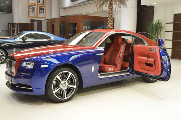 Chiếc Roll-Royce Wraith có màu xanh đỏ cực độc được trưng bày tại showroom của hãng ở Abu Dhabi .