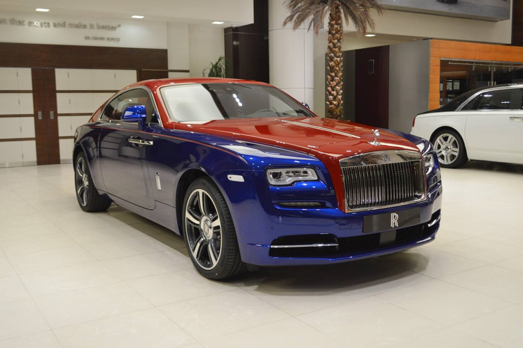 Mới đây, một đại gia tại Abu Dhabi đã đặt hàng riêng mẫu siêu xe sang Rolls-Royce Wraith của mình với tông màu xanh dương và đỏ tươi độc nhất vô nhị.