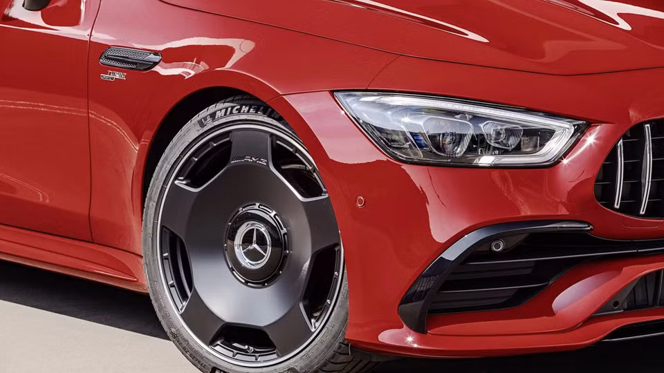 Điểm mới thu hút nhất có lẽ là bộ mâm dạng Monoblock mang màu sắc retro hoành tráng hiếm thấy.