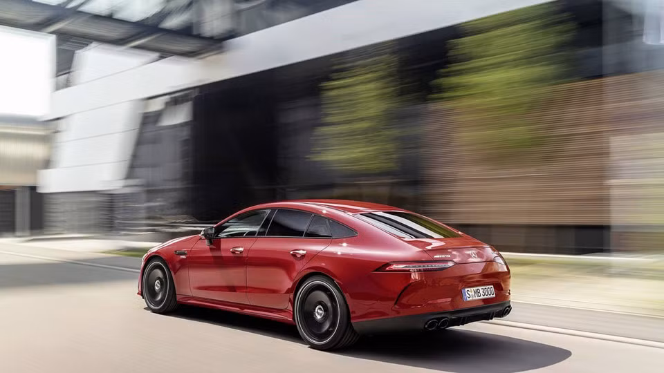 Sở dĩ vậy bởi, GT 53 có công suất 435 mã lực (320 kW) và mô-men xoắn 520 Nm, nhưng mẫu coupe 4 cửa mới lại chỉ có công suất 367 mã lực (270 kW) và 500 Nm. Khả năng tăng tốc của GT 43 khá kém 0-100 km/h mất 4,9 giây, tốc độ tối đa 270 km/h, chậm hơn 15 km/h so với GT 53.