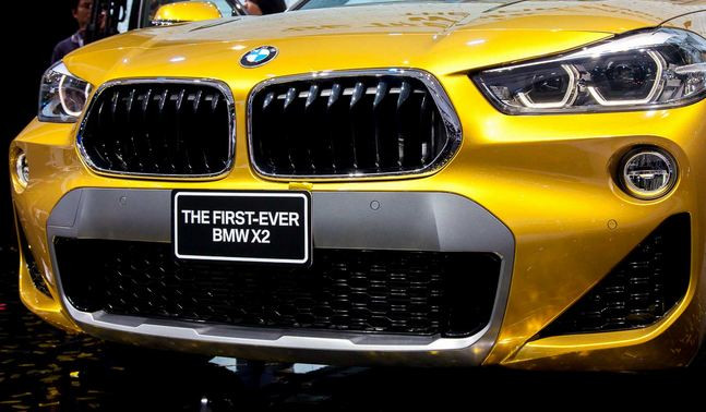 Theo đó, xe có một số thay đổi về ngoại thất như cản trước và sau được thiết kế thể thao hơn, hệ thống treo M-Sport giúp khoảng sáng gầm hạ xuống 10mm, ghế thể thao...