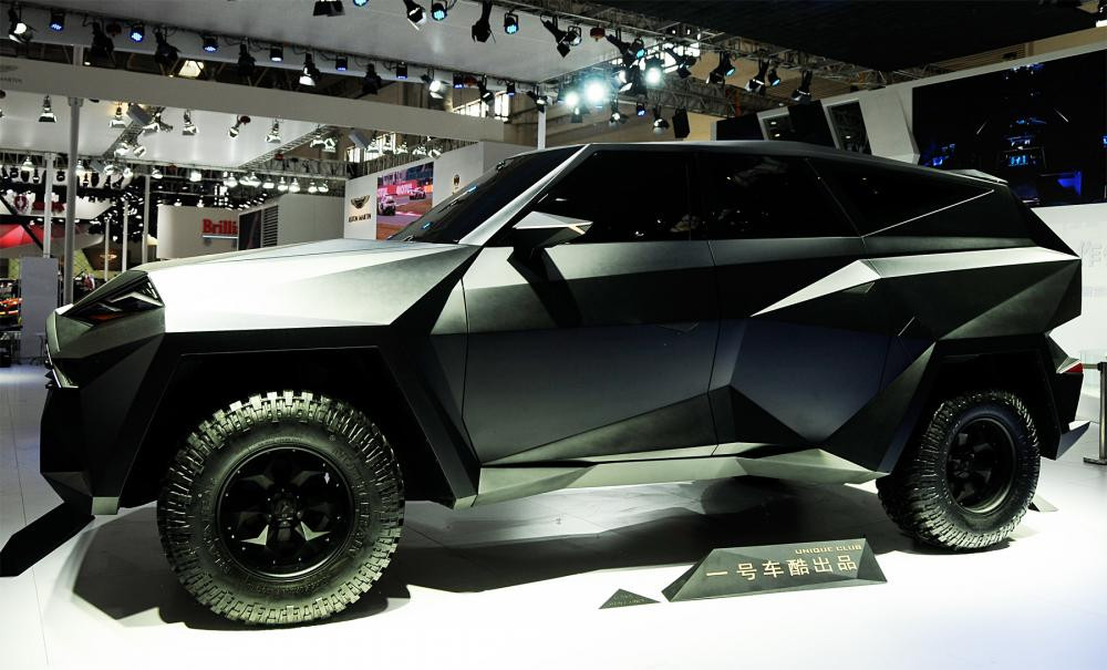 Xe có ngoại thất khá góc cạnh và thân hình đồ sộ không khác gì một chiếc bán tải hạng nặng.