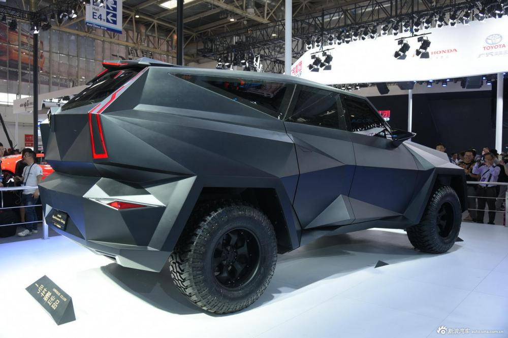 Mẫu xe này dùng chung động cơ V10, dung tích 6,8 lít với Ford F-150. Theo nhà sản xuất, Karlmann King sở hữu công suất tối đa khoảng 400 mã lực. Karlmann King rộng 2,5 m và có trọng lượng lên đến 6 tấn.