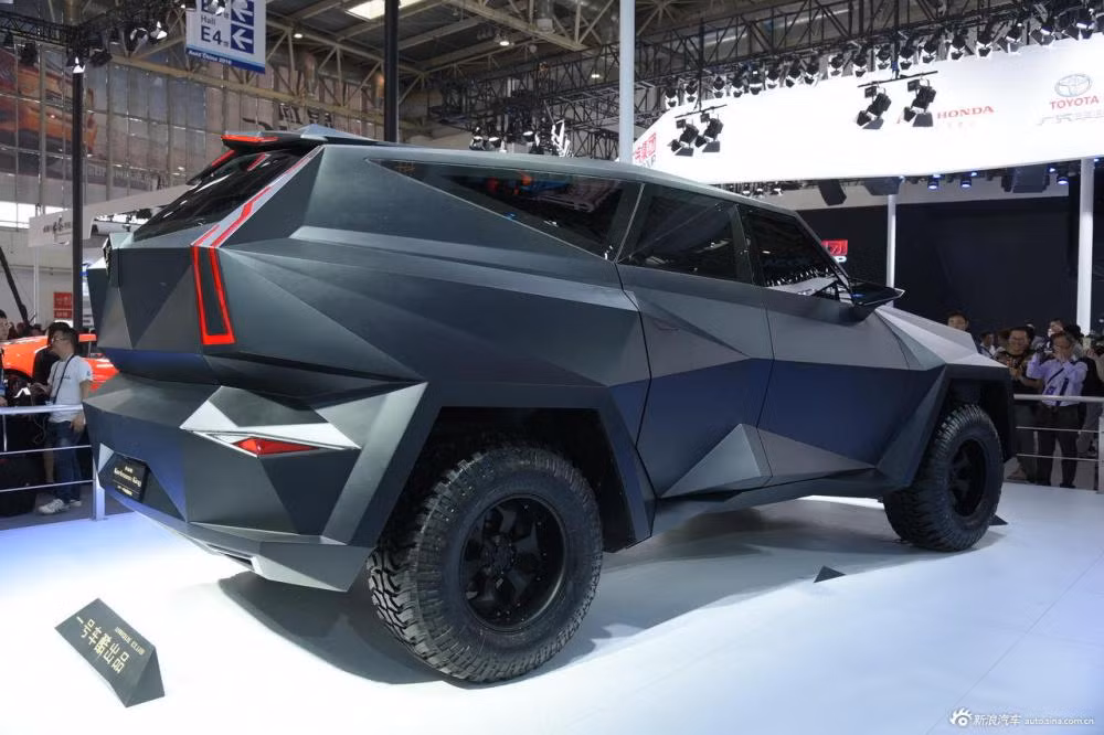 Mẫu xe này dùng chung động cơ V10, dung tích 6,8 lít với Ford F-150. Theo nhà sản xuất, Karlmann King sở hữu công suất tối đa khoảng 400 mã lực. Karlmann King rộng 2,5 m và có trọng lượng lên đến 6 tấn.