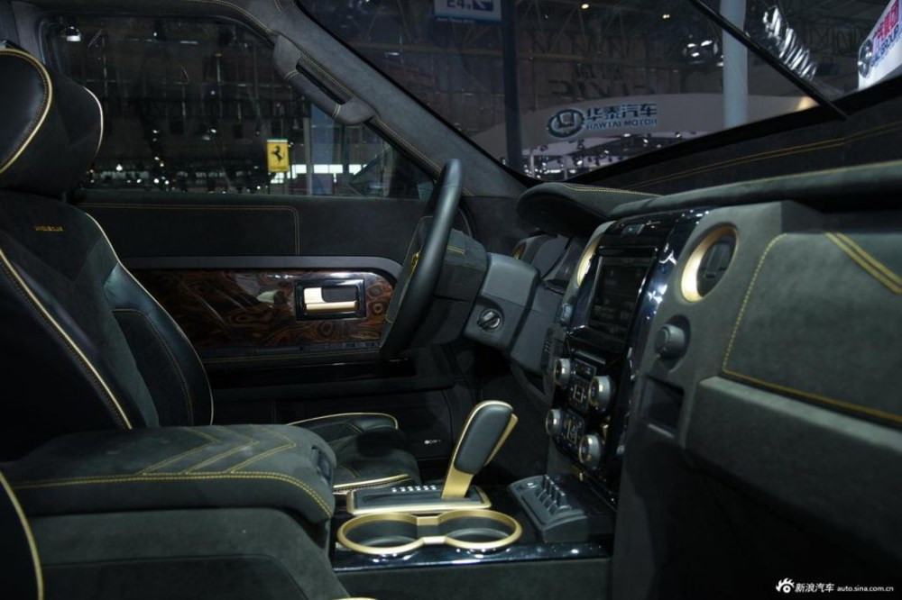 Bên trong Karlmann King gây choáng khi được trang bị nhiều tiện nghi hiện đại bậc nhất. Hành khách sẽ được tận hưởng cảm giác tiện nghi với những trang bị như hệ thống đèn viền đổi màu theo tâm trạng...