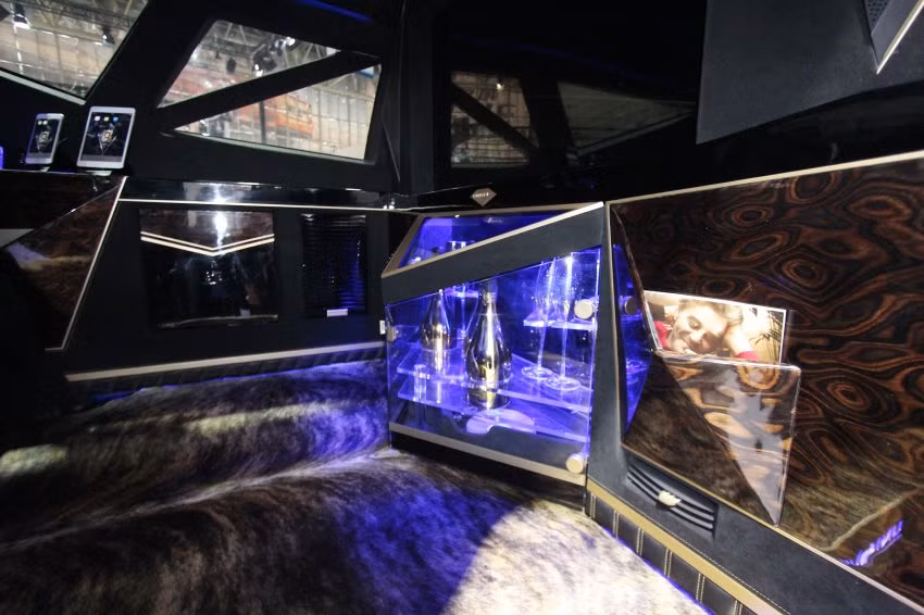 TV màn hình rộng tháo lắp tùy ý, tủ lạnh và các trang thiết bị siêu sang cũng được hãng xe hơi Trung Quốc, IAT trang bị.