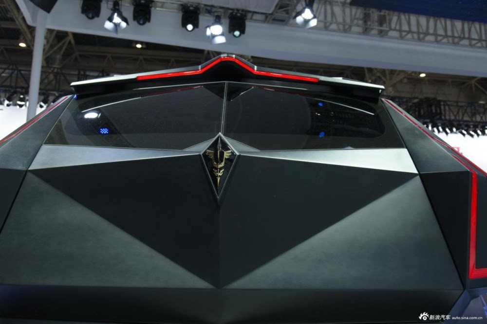 Logo Karlmann King độc đáo được đặt ở điểm nổi bật nhất.