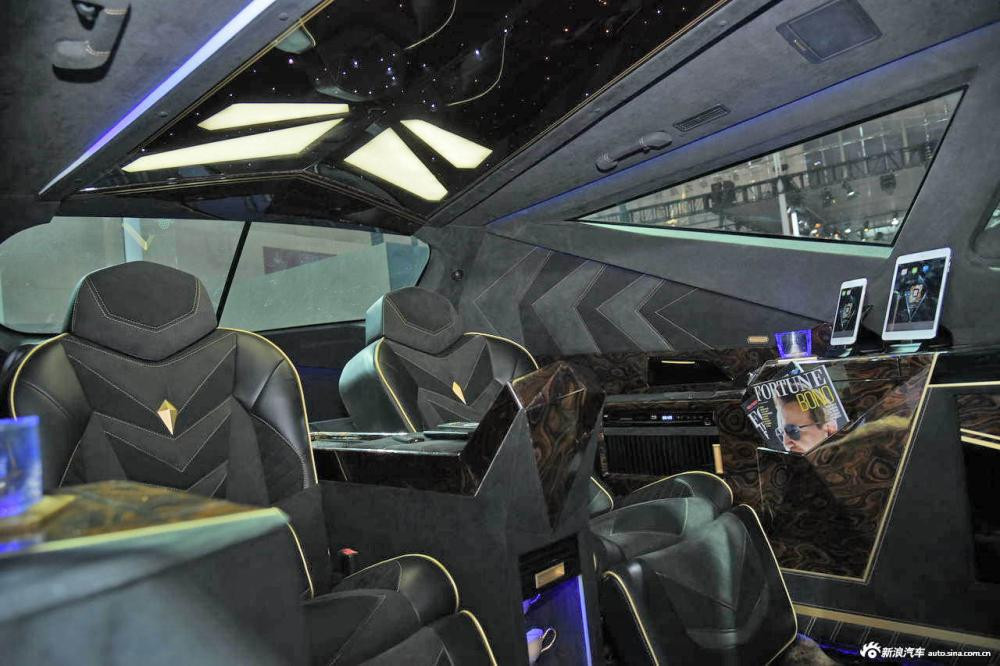 Ghế ngồi của Karlmann King cũng mang phong cách siêu xe.