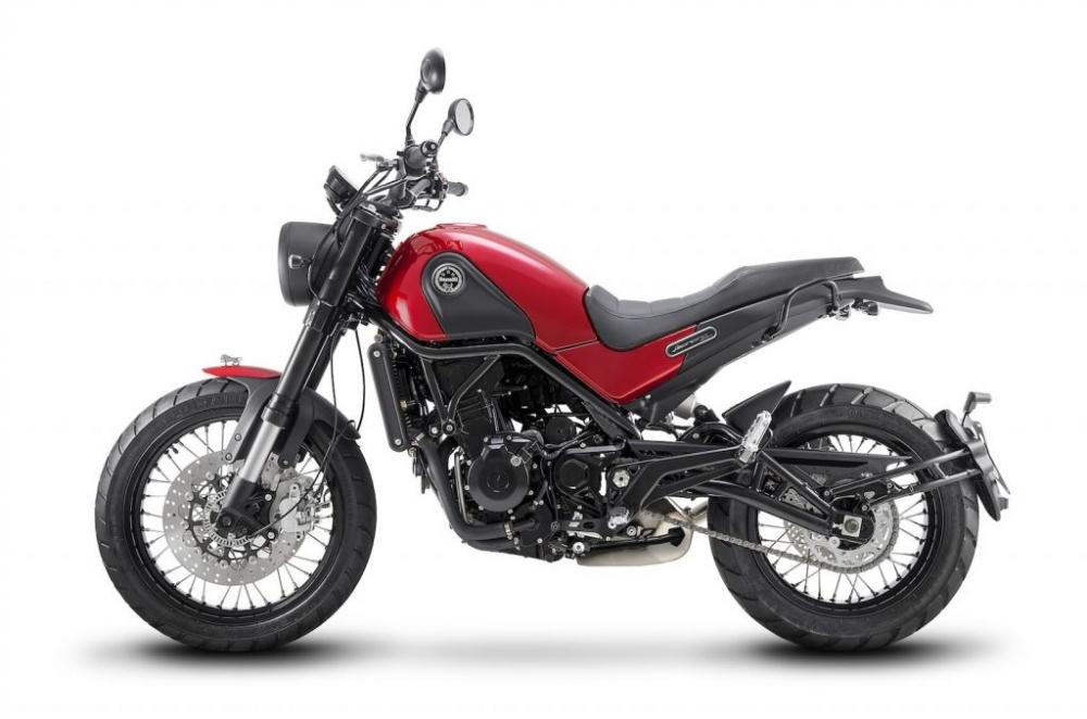 Bạn có thể so sánh sản phẩm sau khi hoàn thiện với chiếc Benelli Leoncino 500 nguyên bản trước khi được độ.