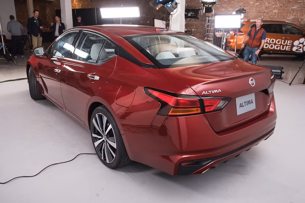 Thiết kế đuôi xe của mẫu sedan Nissan Altima mới không có gì đổi mới so với phiên bản cũ.