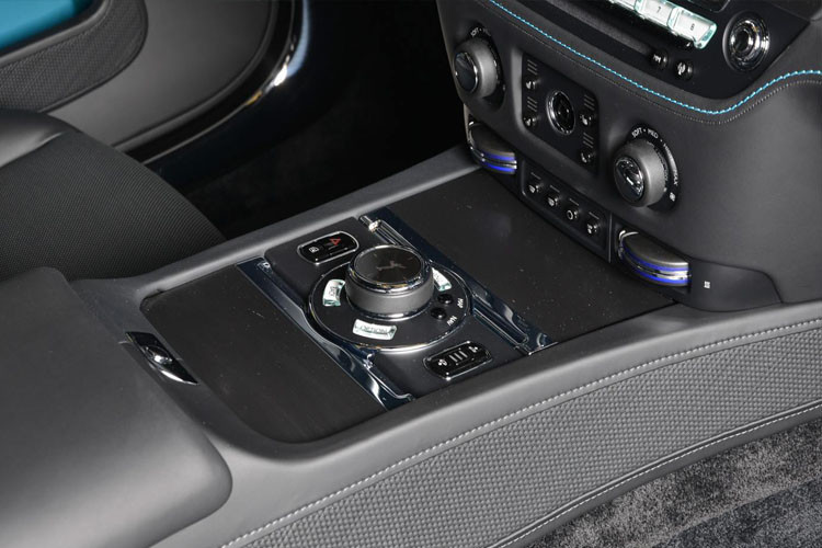 Thay vì sử dụng cần số, siêu xe sang này được thiết kế núm chuyển số hiện đại.