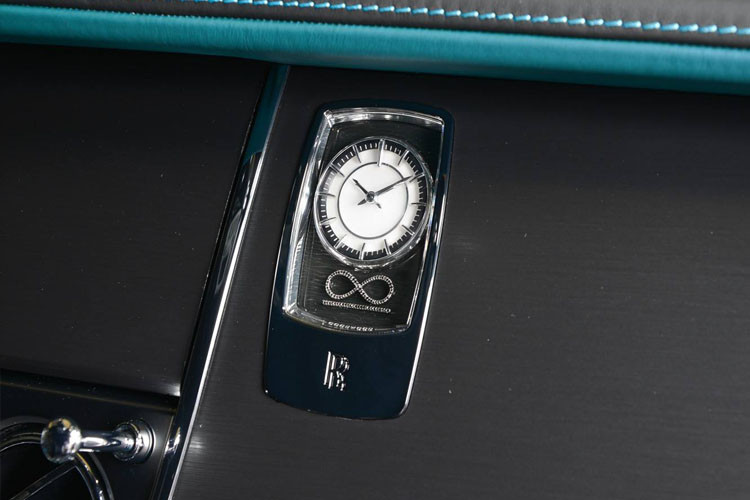 Trên xe còn có đồng hồ được đính 88 viên kim cương đen