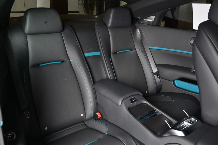 Thiết kế hàng ghế sau xe Rolls-Royce Black Badge Wraith Adamas bọc da sang trọng cùng với nhiều công nghệ đi kèm dành cho doanh nhân.