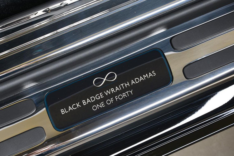 Thông tin về số thứ tự của xe Rolls-Royce Black Badge Wraith Adamas 2019 mới được in khá nổi bật.