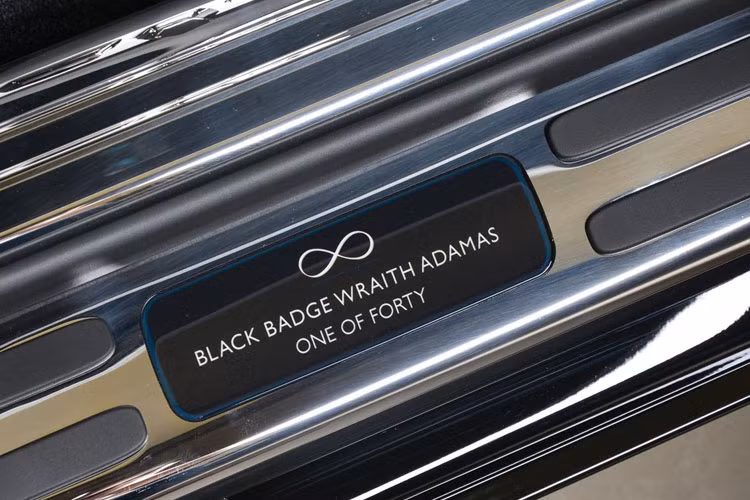 Thông tin về số thứ tự của xe Rolls-Royce Black Badge Wraith Adamas 2019 mới được in khá nổi bật.