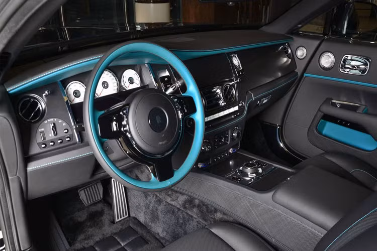 Nội thất xe gây thu hút với tùy chọn màu sắc cam, xanh tương ứng với phần tùy chọn màu ở ngoại thất xe. Chi tiết màu sắc này áp dụng cho vô lăng, dưới táp lô, cánh cửa và các đường chỉ trên chi tiết của xe.