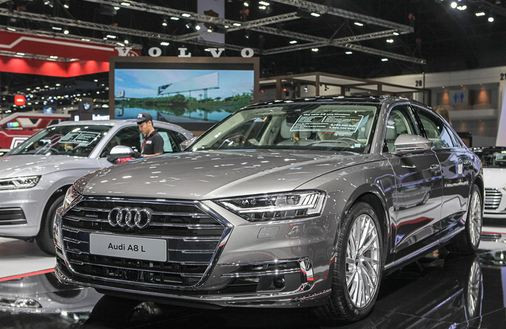 Mẫu xe sang Audi A8L 2018 vừa ra mắt tại triển lãm Bangkok Motor Show. A8L thế hệ mới dài hơn, trang bị nhiều tính năng, động cơ 3 lít V6. Công suất 340 mã lực trong khoảng tua máy 5.000-6.400 vòng/phút, mô-men xoắn cực đại 500 Nm tại 1.370-4.500 vòng/phút, hộp số tự động 8 cấp Tiptronic và hệ dẫn động Quattro.