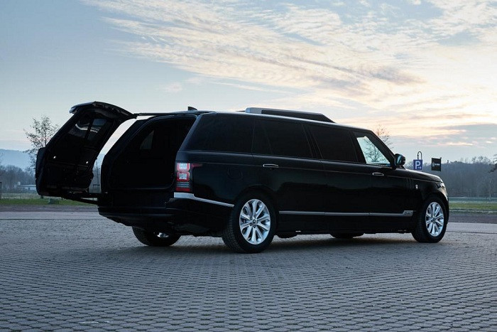 Ở phiên bản tiêu chuẩn, Range Rover SVAutobiography 2018 có 3 tùy chọn động cơ khác nhau. Đầu tiên là động cơ xăng V8, siêu nạp, dung tích 5.0 lít với công suất tối đa 565 mã lực. Thứ hai là động cơ xăng V8, dung tích 4,4 lít. Cuối cùng là hệ dẫn động plug-in hybrid, bao gồm máy xăng 4 xi-lanh, tăng áp, dung tích 2.0 lít, mô-tơ điện và cụm pin lithium-ion, tạo ra công suất tối đa 398 mã lực.