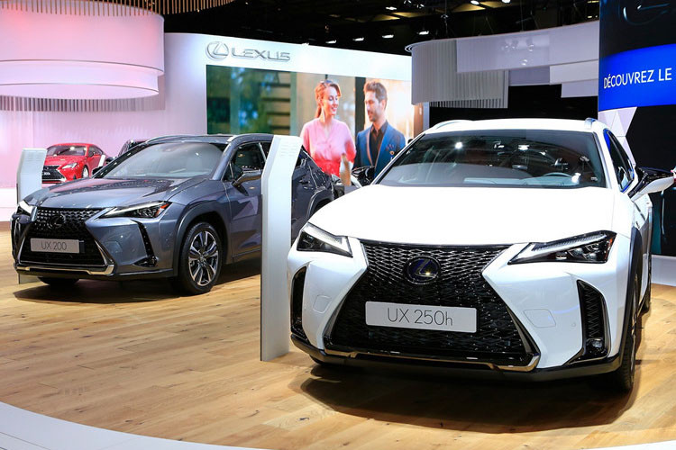 Ngoài hai mẫu xe ôtô của VinFast, triển lãm năm nay còn đánh dấu sự ra mắt của một loạt những cái tên mới trong đó có mẫu crossover cỡ nhỏ hạng sang hoàn toàn mới mang tên Lexus UX với hai biến thể động cơ. Biến thể cơ sở UX 200 được trang bị động cơ 4 xy-lanh thẳng hàng, dung tích 2.0L sản sinh công suất 168 mã lực và mô-men xoắn 205 Nm. Đi kèm là hộp số vô cấp CVT và hệ thống dẫn động cầu trước.