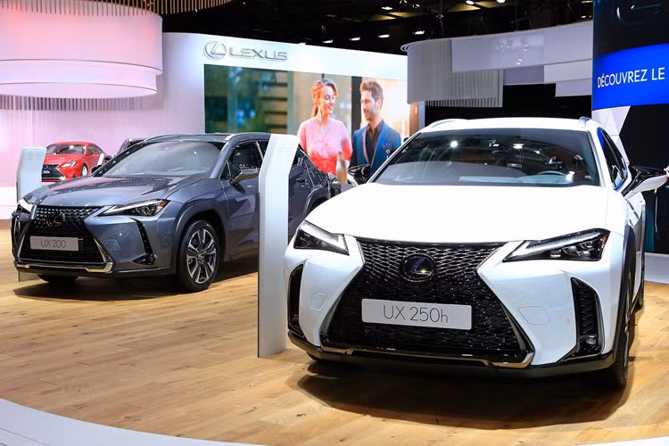 Ngoài hai mẫu xe ôtô của VinFast, triển lãm năm nay còn đánh dấu sự ra mắt của một loạt những cái tên mới trong đó có mẫu crossover cỡ nhỏ hạng sang hoàn toàn mới mang tên Lexus UX với hai biến thể động cơ. Biến thể cơ sở UX 200 được trang bị động cơ 4 xy-lanh thẳng hàng, dung tích 2.0L sản sinh công suất 168 mã lực và mô-men xoắn 205 Nm. Đi kèm là hộp số vô cấp CVT và hệ thống dẫn động cầu trước.