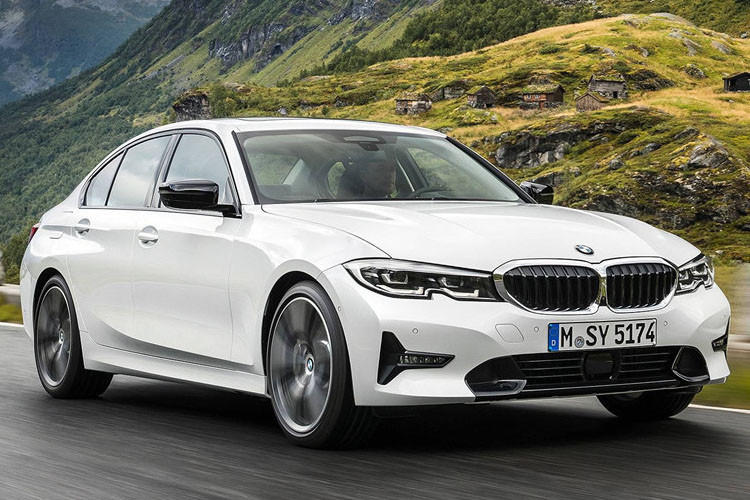 BMW 3-Series chính là dòng sản phẩm thành công nhất của hãng xe Đức, chính vì thế, mẫu xe này luôn nhận được rất nhiều sự quan tâm của dư luận. 3-Series thế hệ thứ 7 có trọng tâm thấp hơn, nhẹ hơn khoảng 55kg. Tỷ lệ trọng lượng của xe cũng sẽ được phân phối 50:50.