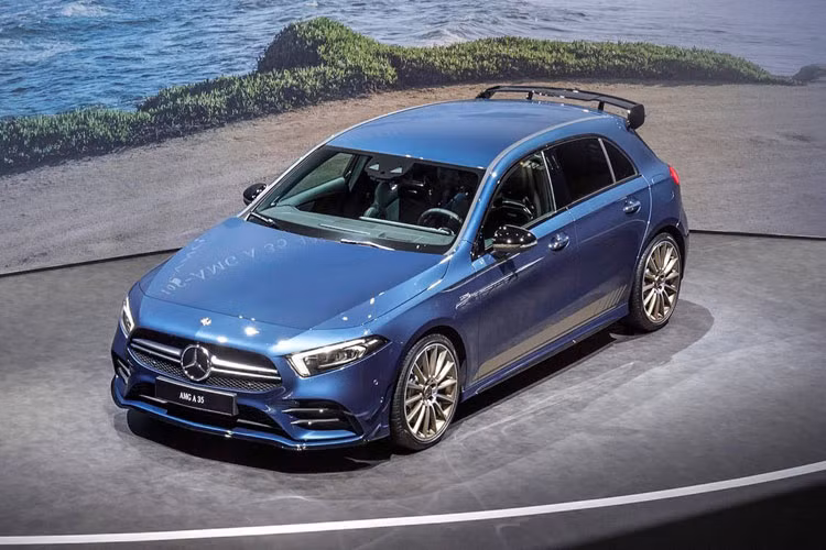 Lần đầu tiên lộ diện trước công chúng tại triển lãm Paris Motor Show 2018, Mercedes-Benz AMG A35 đã gây ấn tượng bởi thiết kế thể thao, cơ bắp đi cùng động cơ mạnh mẽ. Xe được trang bị động cơ tăng áp 2.0L sản sinh công suất 302 mã lực và mô-men xoắn cực đại 400 Nm. Sức mạnh này được gửi đến các bánh xe thông qua hộp số tự động ly hợp kép 7 cấp. AMG A35 có thể tăng tốc 0-100 km/h chỉ trong 4,7 giây trước khi cán mức tốc độ tối đa 250 km/h.