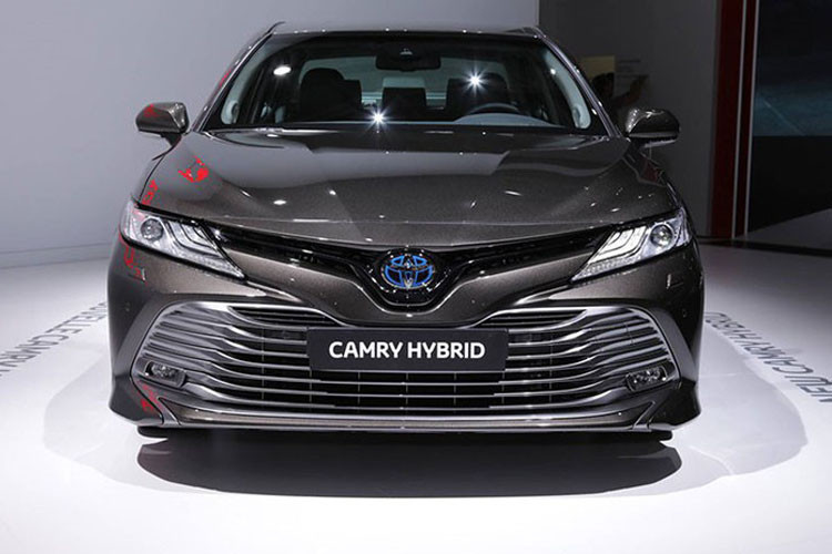 Sau 14 năm vắng bóng ở thị trường châu Âu, hãng xe ôtô Toyota đã mang phiên bản Camry Hybrid 2019 đến dự triển lãm Paris Motor Show. Xe sở hữu ngoại hình sang trọng, đẹp mắt cùng động cơ hybrid 2.5 L.