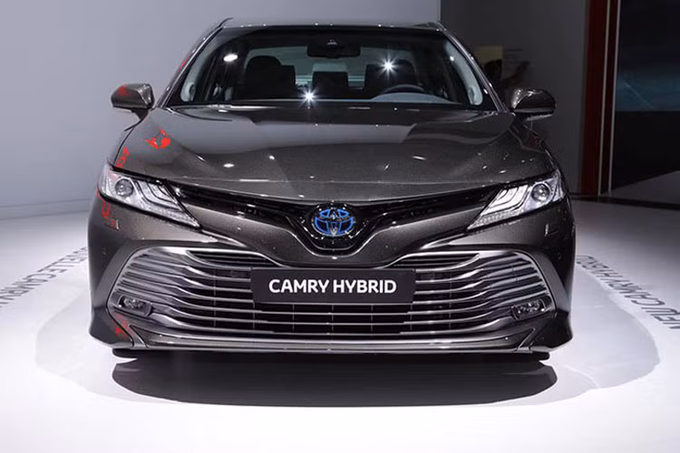 Sau 14 năm vắng bóng ở thị trường châu Âu, hãng xe ôtô Toyota đã mang phiên bản Camry Hybrid 2019 đến dự triển lãm Paris Motor Show. Xe sở hữu ngoại hình sang trọng, đẹp mắt cùng động cơ hybrid 2.5 L.