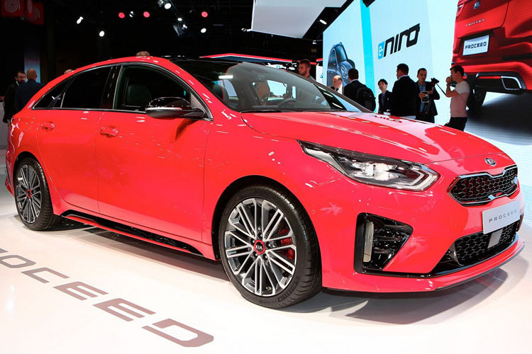 Phiên bản thương mại của chiếc Kia ProCeed chính thức ra mắt tại triển lãm Paris Motor Show với kiểu dáng Shooting Brake độc đáo và khả năng vận hành ấn tượng. Về động cơ, Kia ProCeed GT-Line có 3 cấu hình động cơ được thửa từ chiếc Ceed bao gồm: 1.0L T-GDI 118 mã lực, 1.4L T-GDI 138 mã lực và 1.6L CRDi Smartstream diesel 134 mã lực.