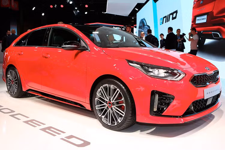 Phiên bản thương mại của chiếc Kia ProCeed chính thức ra mắt tại triển lãm Paris Motor Show với kiểu dáng Shooting Brake độc đáo và khả năng vận hành ấn tượng. Về động cơ, Kia ProCeed GT-Line có 3 cấu hình động cơ được thửa từ chiếc Ceed bao gồm: 1.0L T-GDI 118 mã lực, 1.4L T-GDI 138 mã lực và 1.6L CRDi Smartstream diesel 134 mã lực.