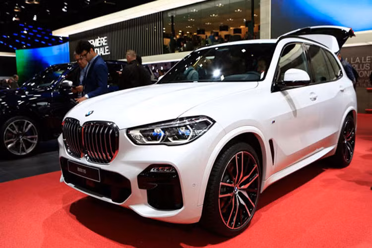 Sau khi được giới thiệu hồi đầu tháng 6/2018, BMW đã chính thức giới thiệu chiếc SUV X5 2019 của mình tại Paris Motor Show 2018. Thế hệ thứ 4 của chiếc SUV đầu bảng nhà BMW sẽ có mặt tại các đại lý bắt đầu từ tháng 11/2018.