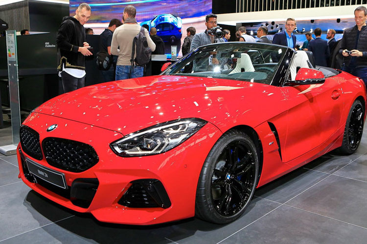 BMW Z4 Roadster 2019 sở hữu những đường nét quyến rũ, sang trọng đặc trưng của dòng Z-Series. Xe có khả năng tăng tốc 0-100 km/h trong 4,4 giây và vận tốc tối đa 250 km/h.