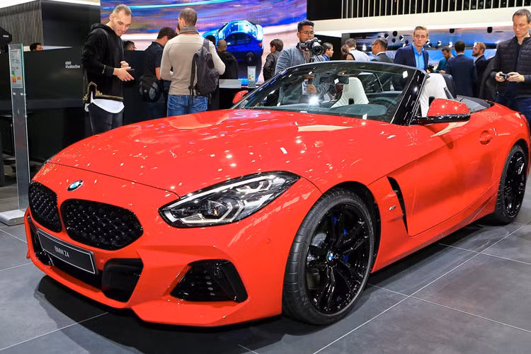 BMW Z4 Roadster 2019 sở hữu những đường nét quyến rũ, sang trọng đặc trưng của dòng Z-Series. Xe có khả năng tăng tốc 0-100 km/h trong 4,4 giây và vận tốc tối đa 250 km/h.