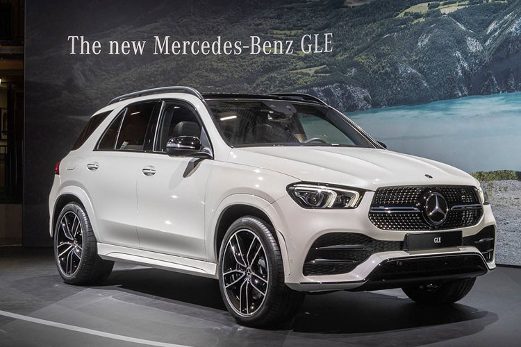 Mercedes-Benz gây bất ngờ cho giới truyền thông khi vén màn mẫu xe GLE 2020 ngay tại buổi họp báo ở Paris, trước thềm triển lãm Paris Motor Show. GLE mới còn lột xác toàn diện về ngoại hình, nội thất và động cơ. Ngoài ra nó xe được trang bị nhiều công nghệ hỗ trợ tiên tiến.