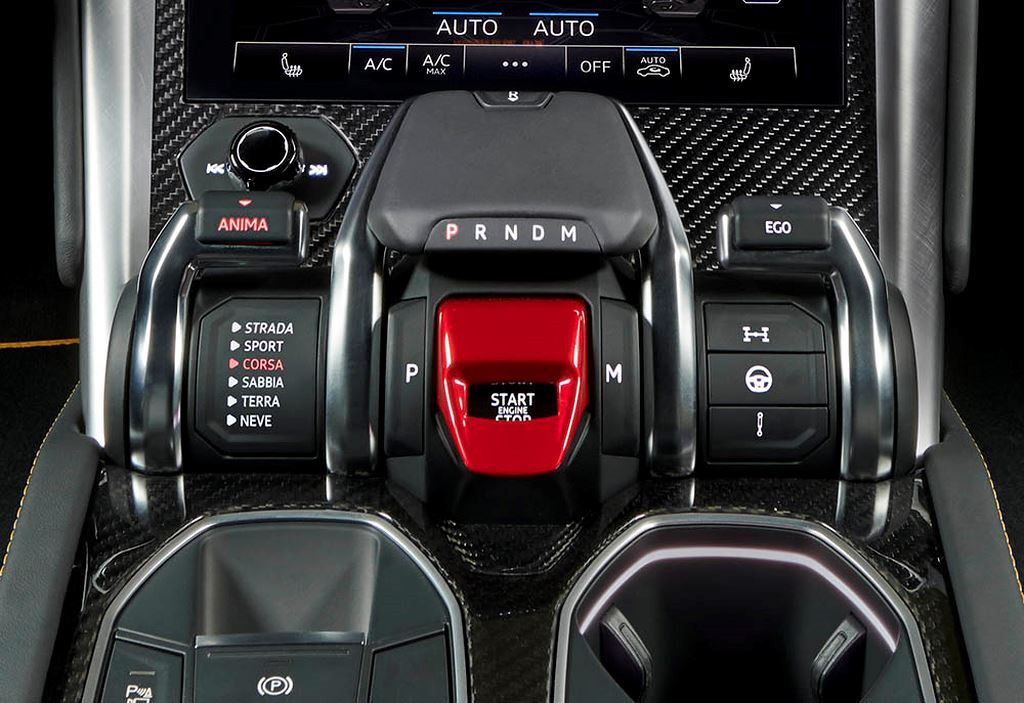 Xe có tới 6 chế độ lái, gồm 3 thiết lập chuyên biệt cho địa hình xấu (Terra), đường tuyết (Neve) và đường cát (Sabbia). Các chế độ còn lại là Strada, Sport và Corsa. Hệ thống treo khí nén thích ứng điều chỉnh cho nhiều loại địa hình.