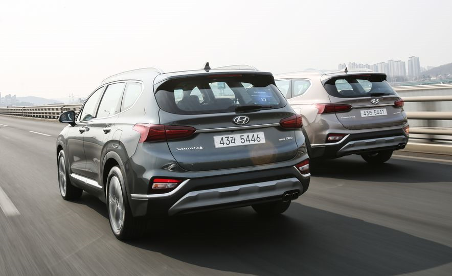 Mặc dù giá cả có nét tương đương nhau nhưng Santa Fe và Santa Fe XL mới có thiết kế khác biệt. Hyundai Santa Fe XL mới giống như bản kế thừa, trong khi Santa Fe được thiết kế hoàn toàn mới.