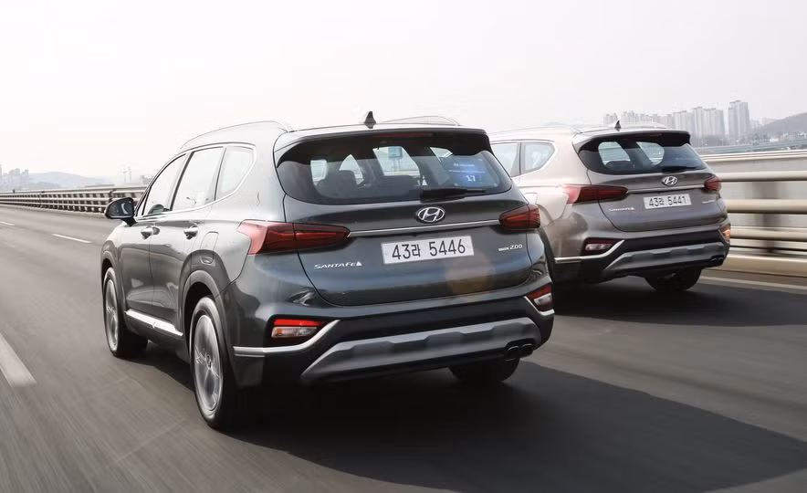 Mặc dù giá cả có nét tương đương nhau nhưng Santa Fe và Santa Fe XL mới có thiết kế khác biệt. Hyundai Santa Fe XL mới giống như bản kế thừa, trong khi Santa Fe được thiết kế hoàn toàn mới.
