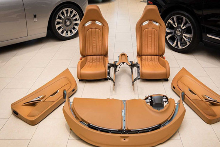 Bộ nội thất Bugatti Veyron 10 năm tuổi này bao gồm táp lô, 2 ghế ngồi kèm dây an toàn, ốp trong của cửa bên, núm chuyển số, hệ thống điều khiển điều hòa, vô lăng, hộp đựng găng tay và một vài chi tiết nhỏ khác. Đáng chú ý là theo giới thiệu toàn bộ nội thất này đều mới nguyên 100%.