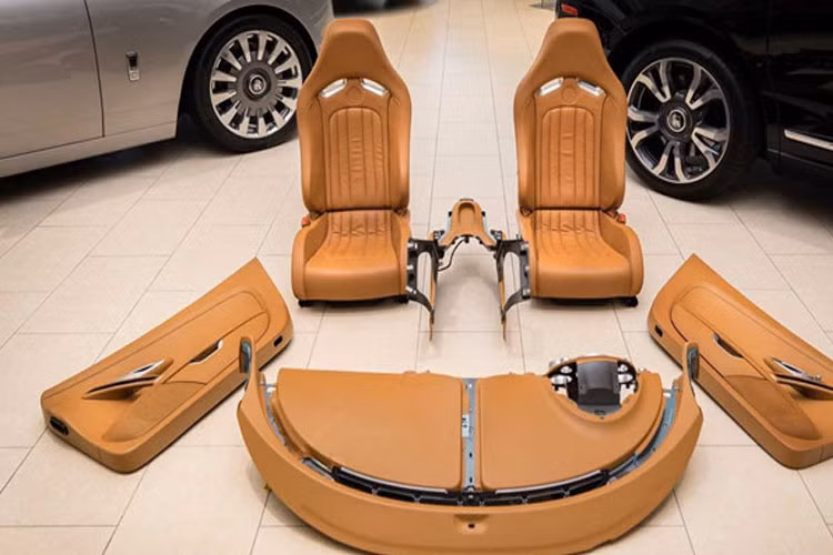 Bộ nội thất Bugatti Veyron 10 năm tuổi này bao gồm táp lô, 2 ghế ngồi kèm dây an toàn, ốp trong của cửa bên, núm chuyển số, hệ thống điều khiển điều hòa, vô lăng, hộp đựng găng tay và một vài chi tiết nhỏ khác. Đáng chú ý là theo giới thiệu toàn bộ nội thất này đều mới nguyên 100%.