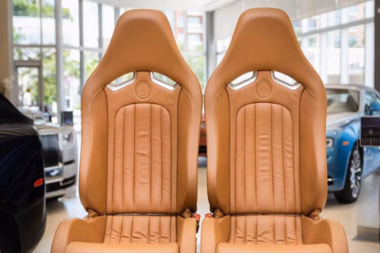 Trong suốt 10 năm, bộ nội thất được đảm bảo bảo quản trong môi trường chuyên dụng được kiểm soát sát sao về nhiệt độ.