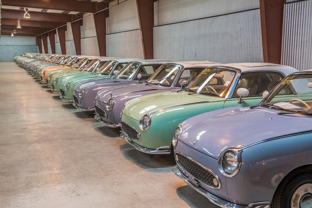 Đến nay có tới 115 chiếc xe ôtô cổ Nissan Figaro đang xếp hàng ngay ngắn bên trong nhà kho hay còn gọi là đại lý lớn của ông Gary Duncan. Tất cả những chiếc xe này đều do chính Duncan tìm mua, sưu tầm ở khắp mọi nơi ông đến.