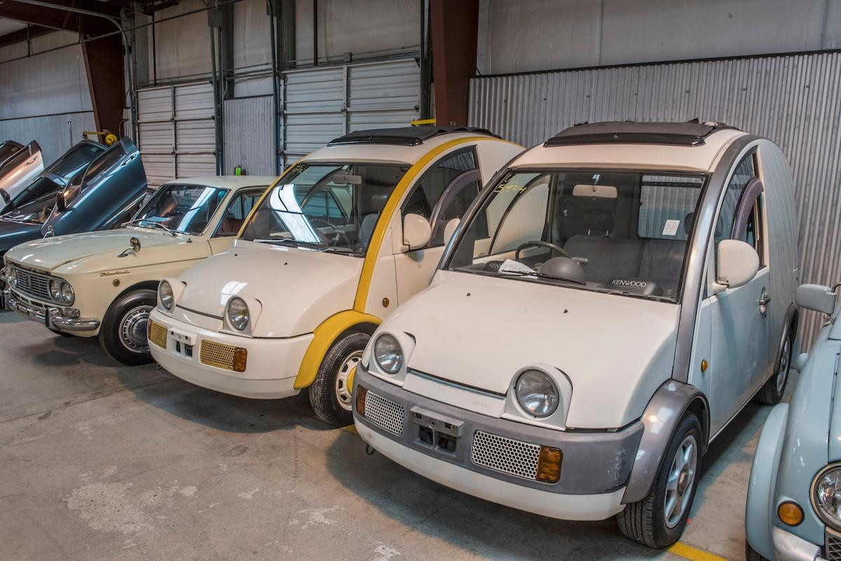 Không chỉ riêng Nissan Figaro trong đại lý của Gary Duncan còn có 25 chiếc bán tải mini Suzuki Carry, 15 chiếc Honda Beat – và khoảng 700 chiếc xe tất cả. Trong ảnh là xe van Nissan S-Cargo cực dị.